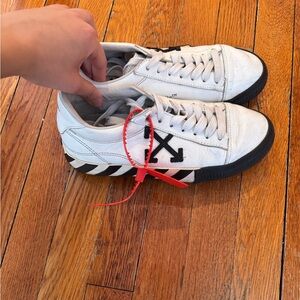 Off white vulcanized low sneakers